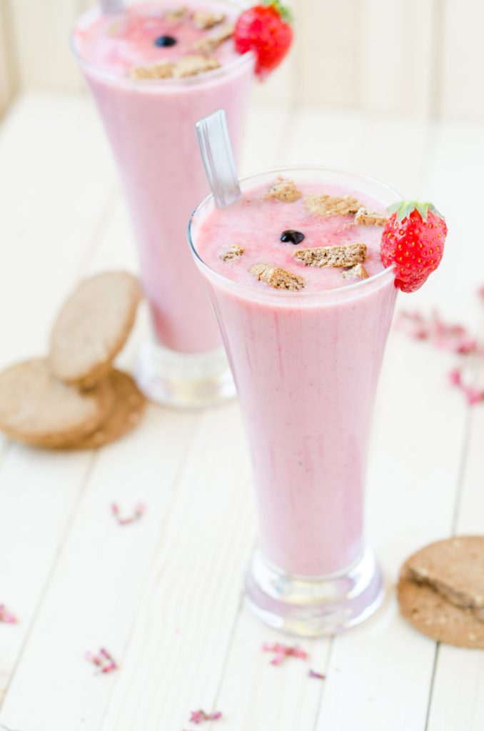 Fiber-One®-Strawberry-Smoothie-1-678x1024