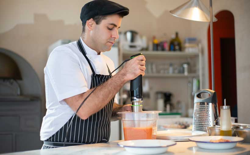 chef-using-hand-blender-min