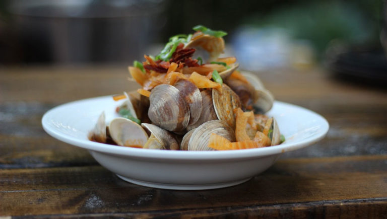 clams-in-plate-min-768x435