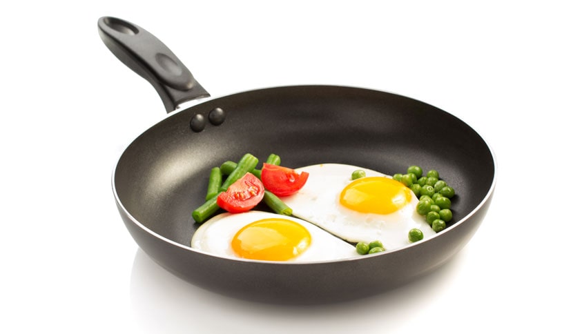 fried-egg-in-frying-pan-min